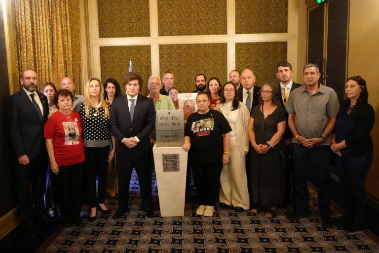 Milei se reunió con familiares de víctimas secuestradas por Hamas durante su paso por Israel