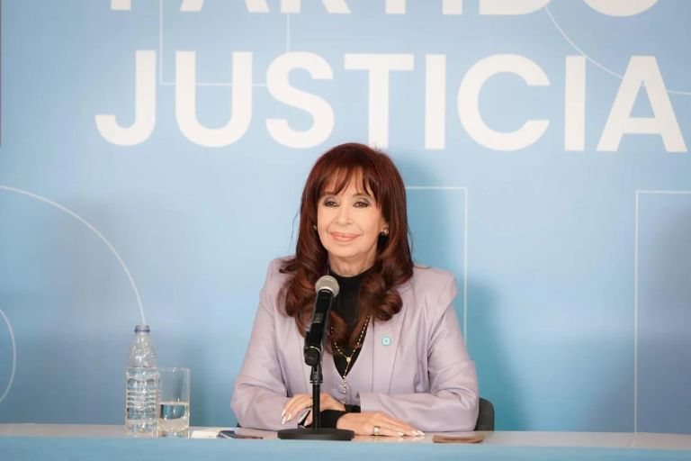Cristina Kirchner: “Soy una fusilada que vive y estar presa es un certificado de dignidad”