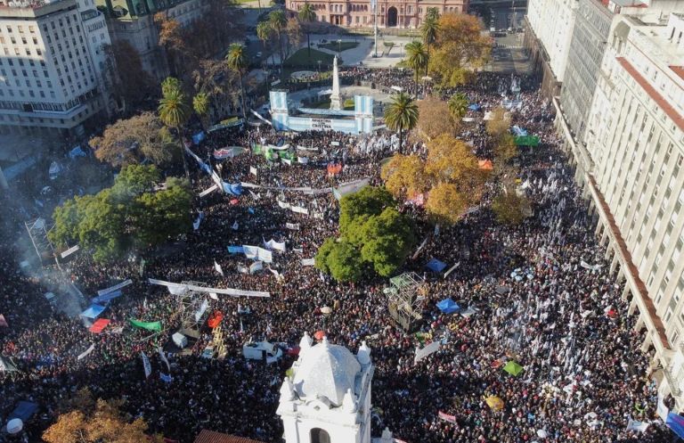 El peronismo mostró su fuerza en Plaza de Mayo por Cristina Kirchner en un masivo acto con Kicillof, Massa y Máximo