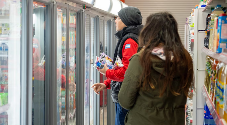 Con menor venta de bebidas alcohólicas y golosinas, el consumo en los supermercados cayó 3,3% en mayo