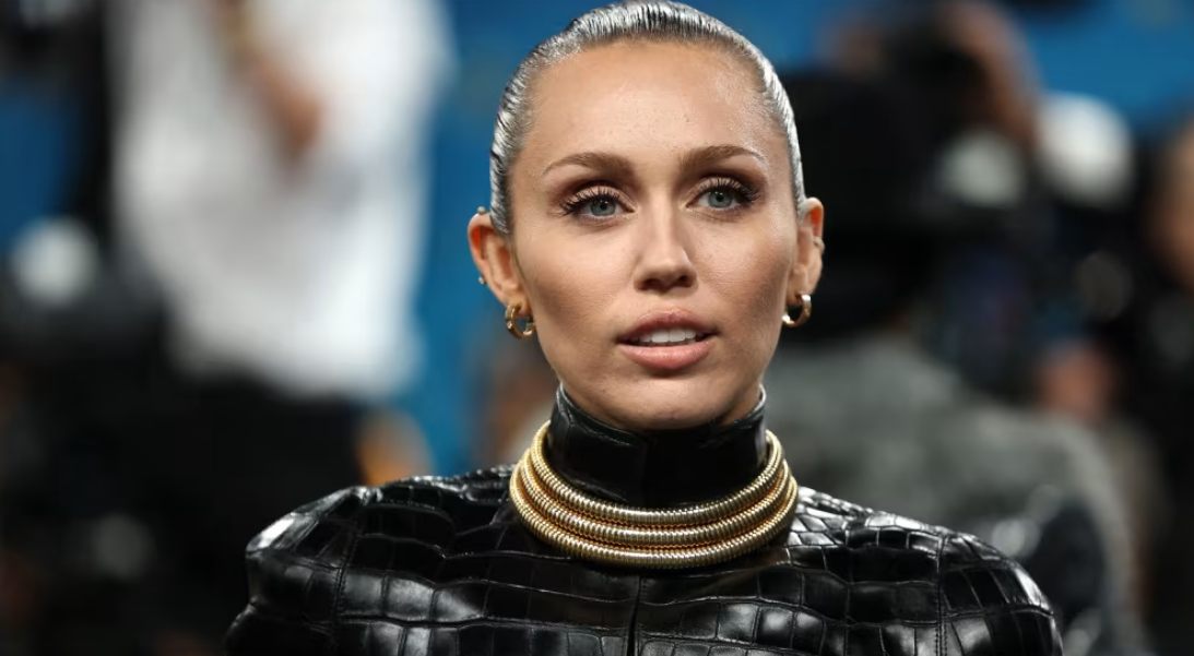 Miley Cyrus respondió a las acusaciones de ignorar a los fans y ser desconsiderada y despectiva con ellos