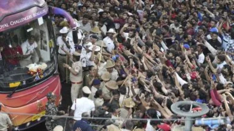 India: estampida afuera del estadio de críquet en Bengaluru dejó 11 muertos y 50 heridos