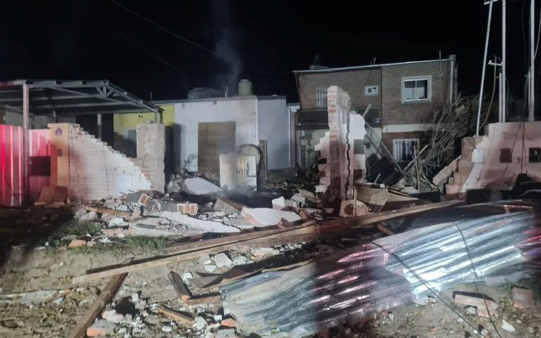 General Acha: tres personas heridas luego de una fuerte explosión por una fuga de gas en una casa