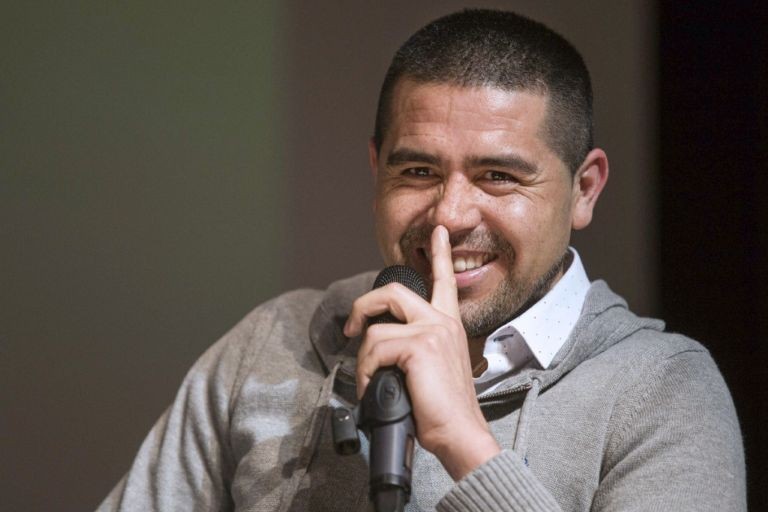 Fútbol: después de despojarlo de su DT, Riquelme arremete contra San Lorenzo y busca arrebatarle una figura