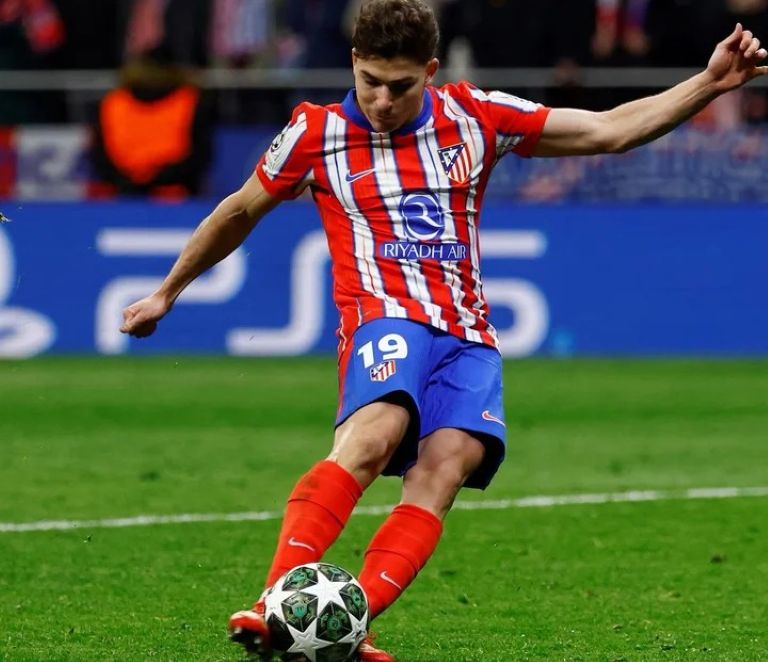 Fútbol: IFAB cambia la regla de los penales tras el gol anulado a Julián Álvarez ante el Real Madrid