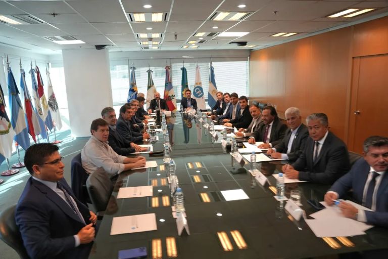 Gobernadores firmarán el acuerdo con Nación por los “dólares del colchón”