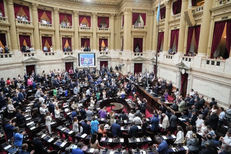 Los diputados nacionales debaten suba de jubilaciones y un bono de $110.000 mientras que el Gobierno ya anticipó el veto