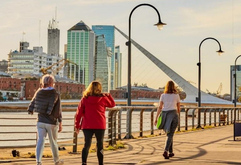 Se profundiza el déficit turístico porque cada vez más argentinos viajan al exterior y llegan menos extranjeros