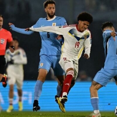 Fútbol: Uruguay venció a Venezuela y se aseguró el repechaje en las Eliminatorias Sudamericanas