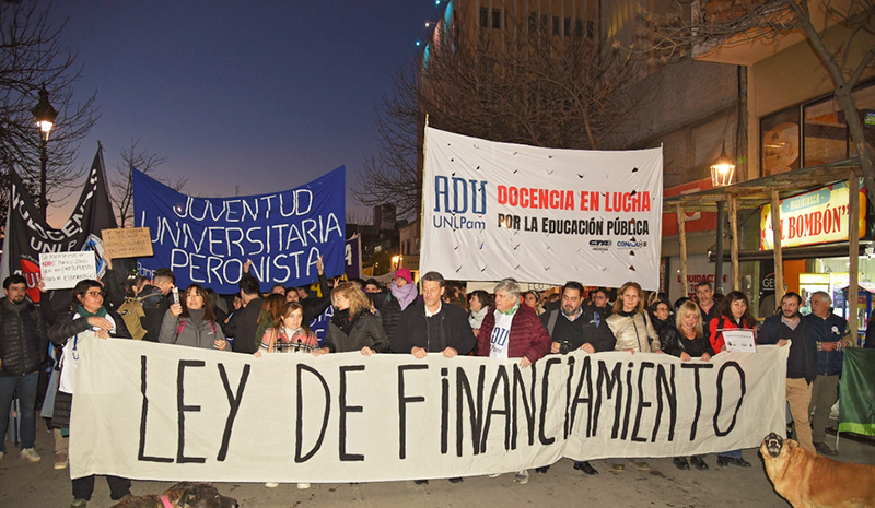 “¡La universidad pública no se vende, se defiende!”