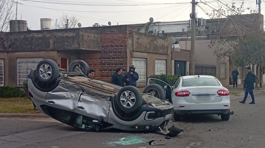 General Pico: una mujer hospitalizada tras un violento choque y vuelco en Villa Margarita