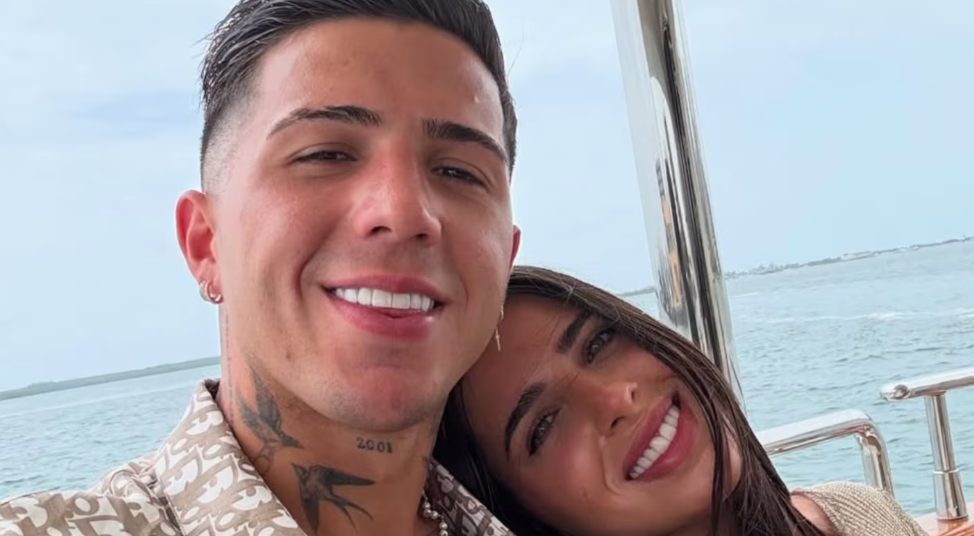 Valentina Cervantes deslumbró en sus vacaciones con Enzo Fernández: trajes de baño a juego y piluso Jacquemus