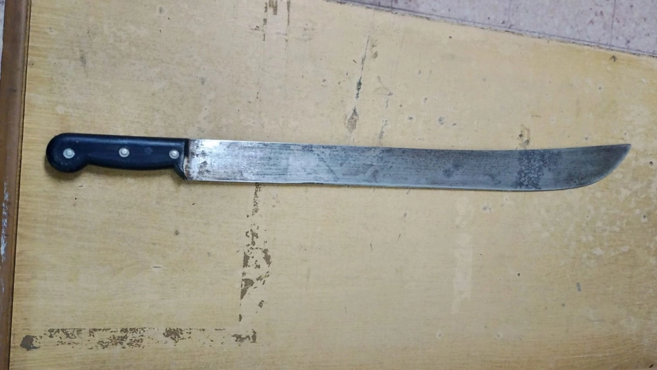 Santa Rosa: amenazaron a la policía con un machete y una barra de hierro tras una discusión por alcohol