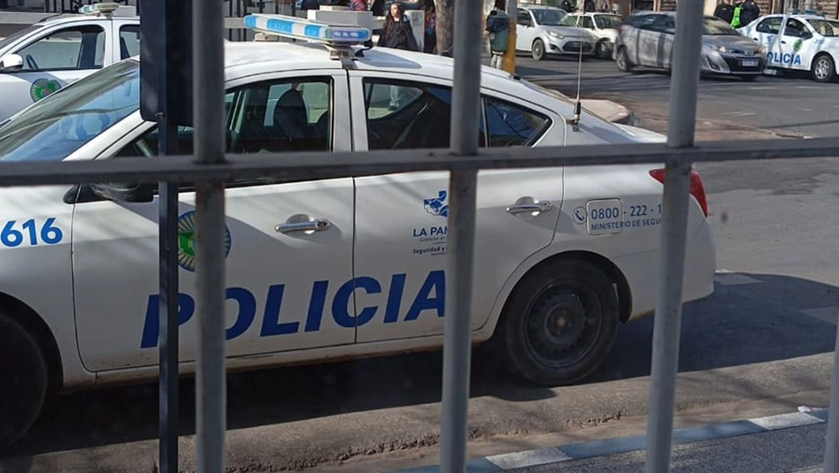 Un joven fue apuñalado al intervenir en una pelea entre adolescentes frente a un colegio de Santa Rosa