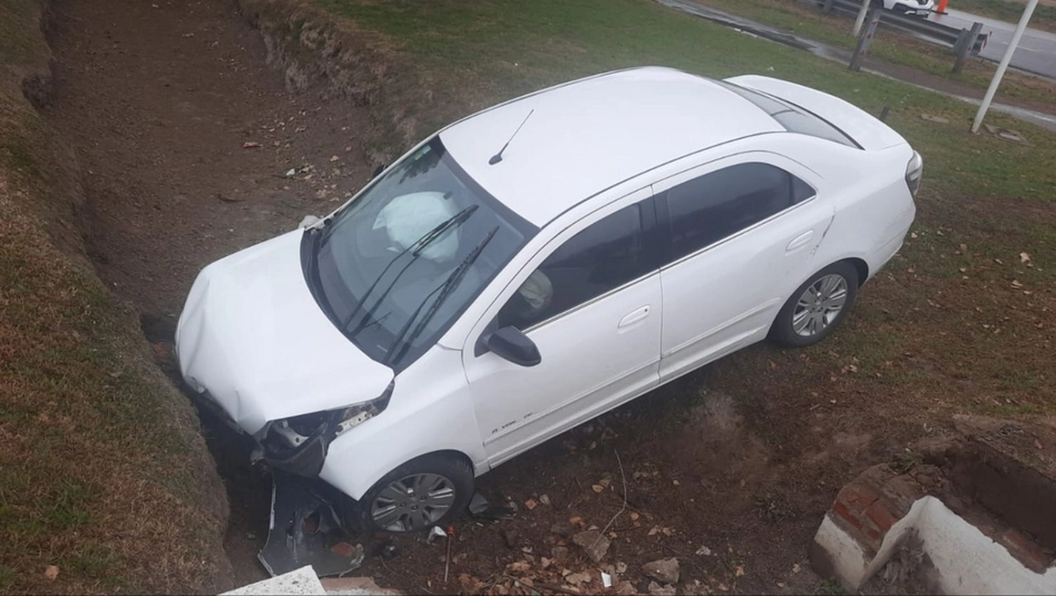 Un auto cayó a un desagüe en el ingreso sur de Santa Rosa