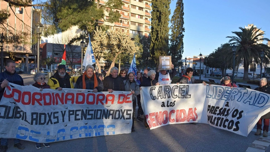 Jubilados se movilizaron en Santa Rosa contra las políticas de ajuste del Gobierno nacional