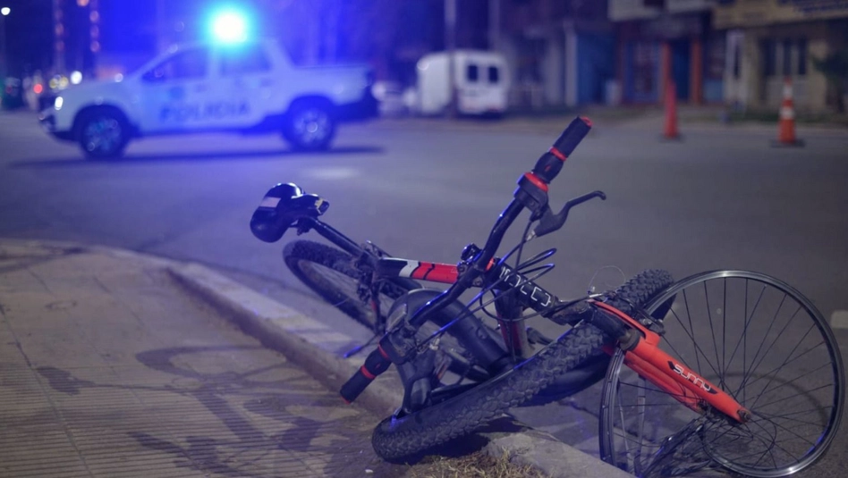 Fuerte choque entre una bicicleta y una moto en Santa Rosa: un joven hospitalizado