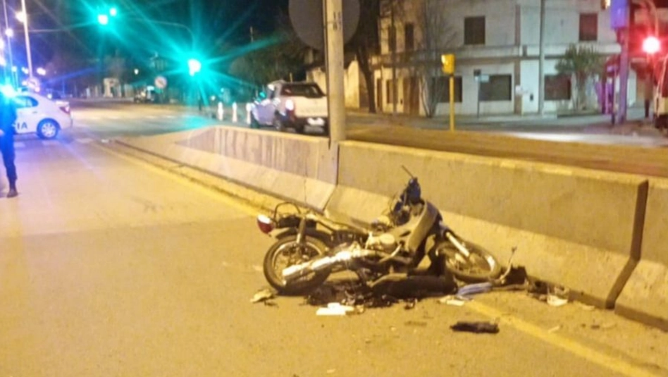Un camión embistió a una moto en Circunvalación y Pueyrredón: dos heridos