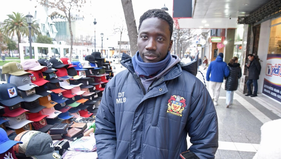 Vendedor senegalés denuncia discriminación en el microcentro de Santa Rosa