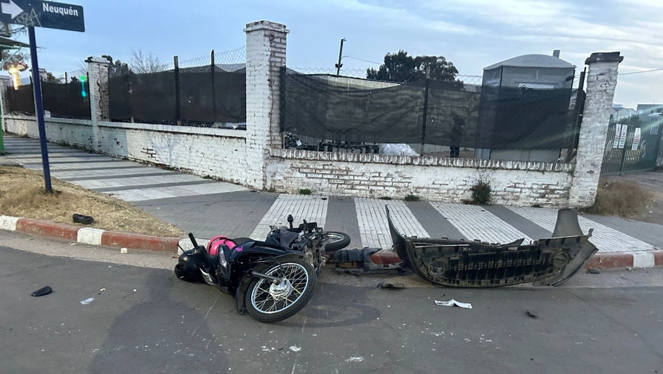 Santa Rosa: choque entre auto y moto en Avenida Spinetto dejó heridos leves