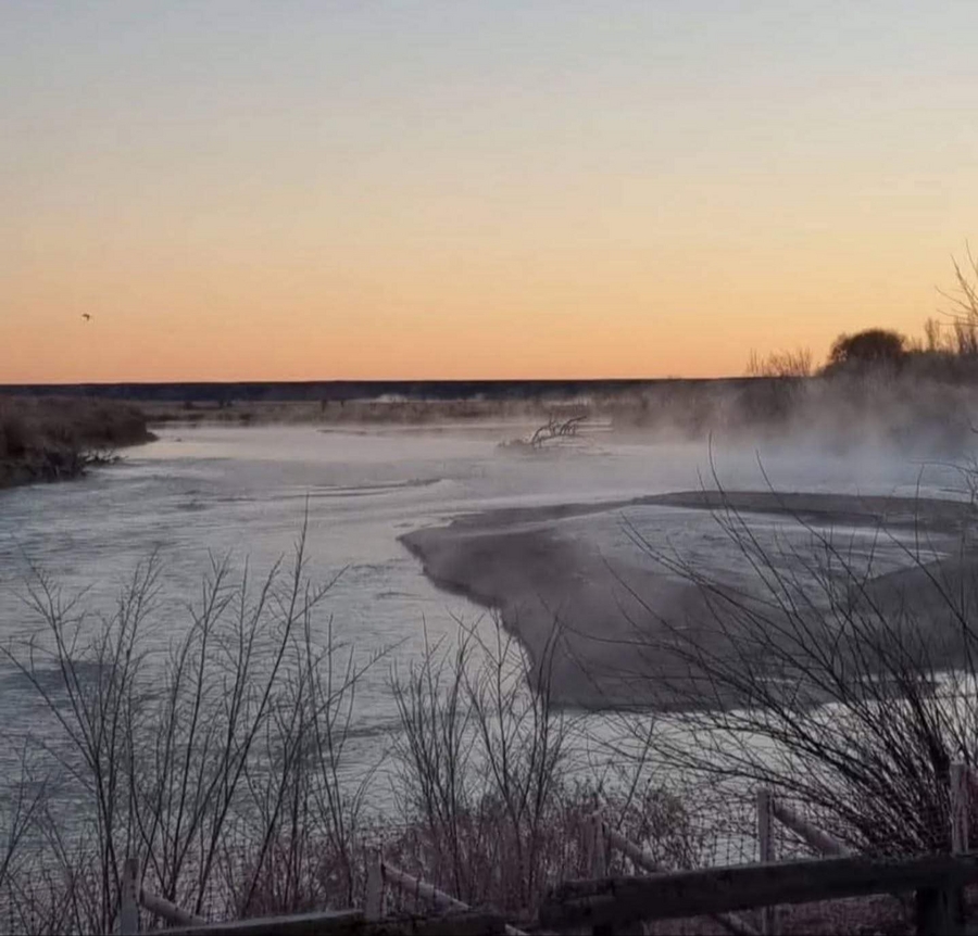 Postales de la ola polar: el frío extremo congela ríos, calles y piletas