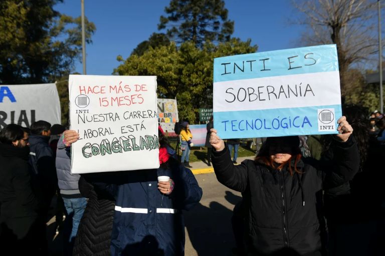 CABA: “Abrazo al INTI”, trabajadores, científicos y organizaciones políticas en contra del decreto de Sturzenegger