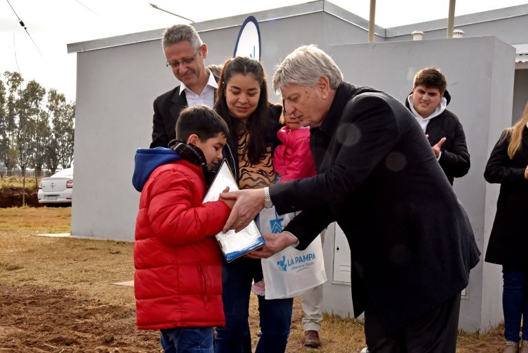 El gobernador Ziliotto entregó 20 viviendas en Alta Italia y anunció la construcción de otras 8 casas