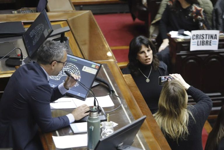 Escándalo y bochorno en Diputados: legisladores K fueron a buscar a Espert y la sesión terminó a los empujones