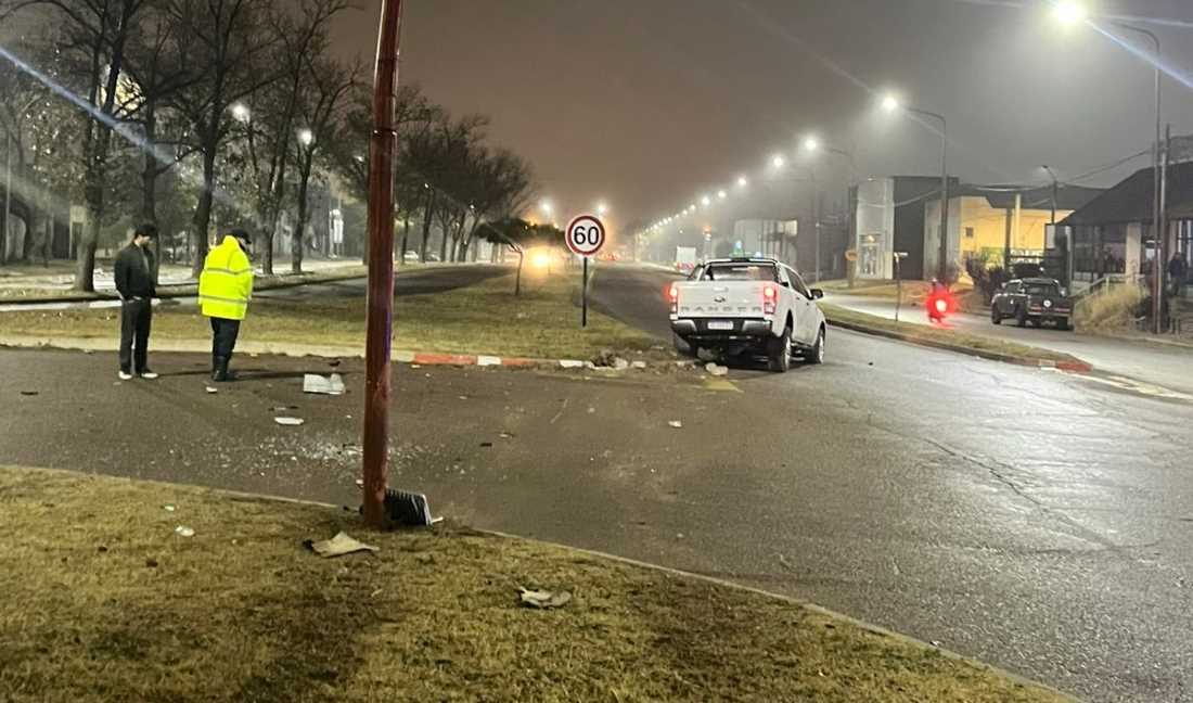 Conductor alcoholizado chocó contra una columna de luz en la circunvalación