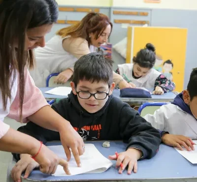 En 10 años, aumentó un 54% la cantidad de docentes egresados, y solo 1% la cantidad de alumnos en inicial, primaria y secundaria