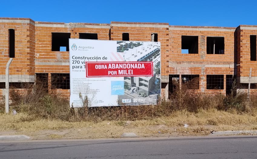 En La Pampa señalan con carteles las obras abandonadas por Nación