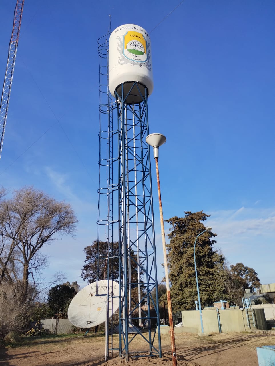 Quehué: instalaron un nuevo tanque de agua que mejorará sustancialmente el servicio de agua potable