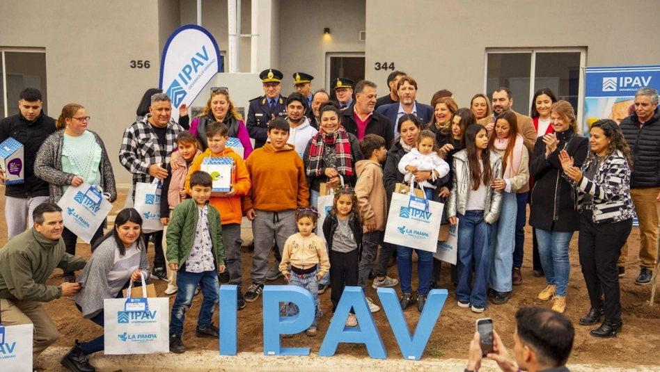 Entregaron 10 viviendas en Ingeniero Luiggi: “Elegimos levantar casas, otros eligen motosierras”