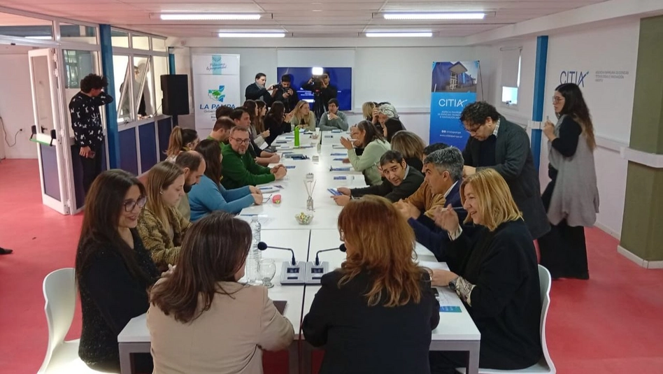 Gobierno pampeano impulsa acciones para fortalecer a los clubes de ciencia