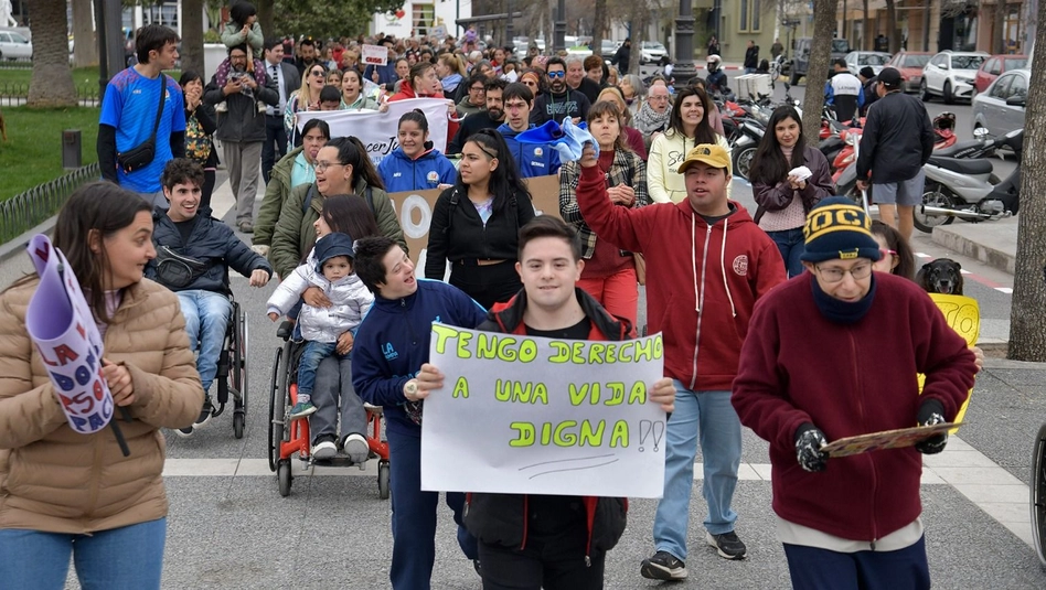 Discapacidad: multitudinaria marcha contra el veto de Milei