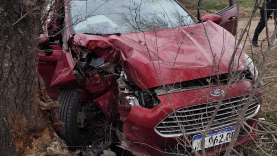 Catriló: un joven grave tras chocar contra un árbol