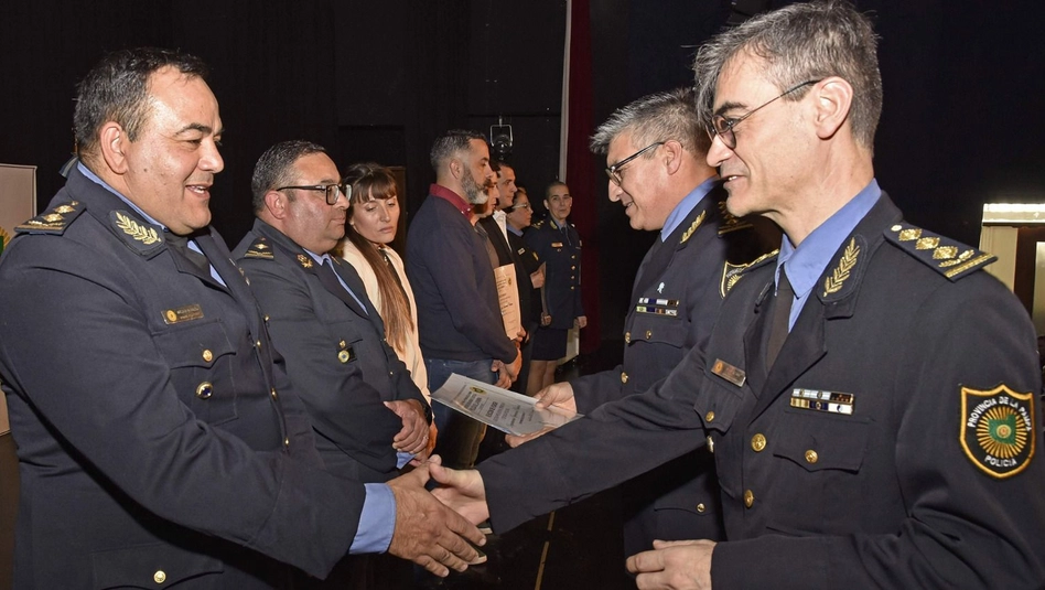 Reconocimiento a policías por su trayectoria y desempeño institucional
