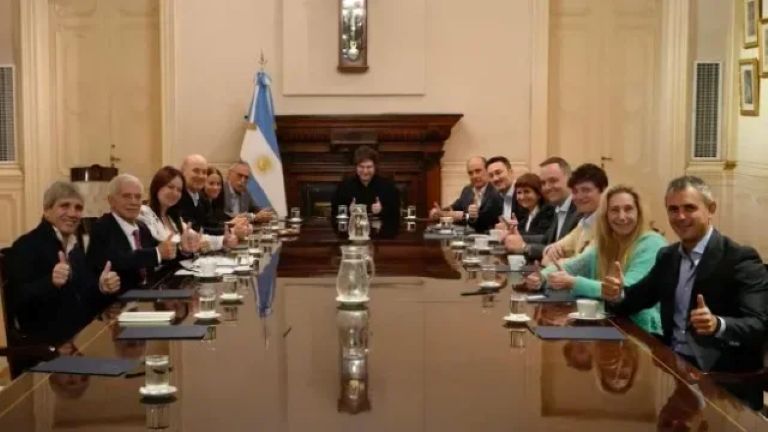 Milei almorzó y proyectó la película Homo Argentum con su Gabinete en la previa al cierre de listas