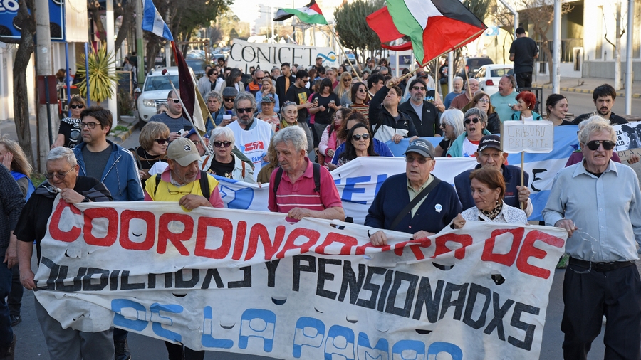 Jubilados marcharon hasta la sede de La Libertad Avanza en Santa Rosa