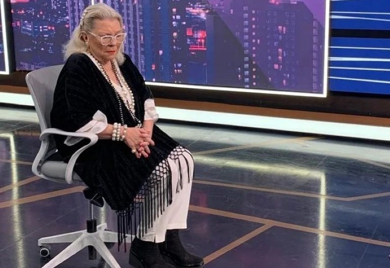 Carrió, sin filtros, acusó a Milei de ver “pornografía infantil” y a su hermana de ser “la más oscura”