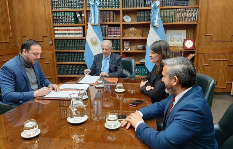 Santa Rosa: el Superior Tribunal de Justicia y la Municipalidad firmaron convenio para compactar los vehículos decomisados