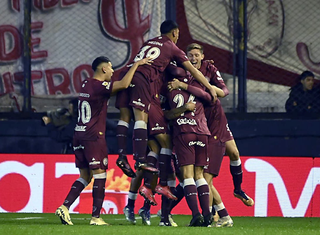 Fútbol: Lanús venció a Huracán por 2 a 0 y avanzó en la Copa Argentina