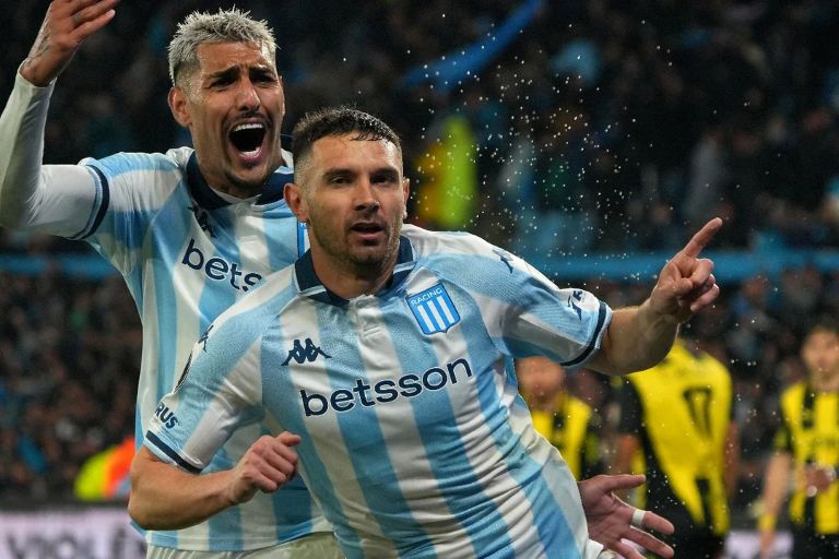 Fútbol: con un gol sobre el final, Racing derrotó a Peñarol y avanzó a cuartos de la Libertadores