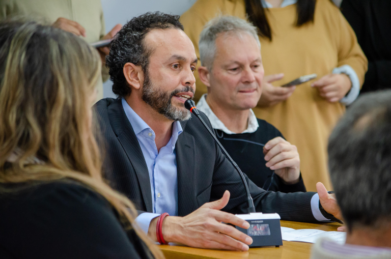 “Hay profesionales que facturan 10 millones de pesos por mes y cortan los servicios pidiendo aumentos”, dijo Genoni en Diputados