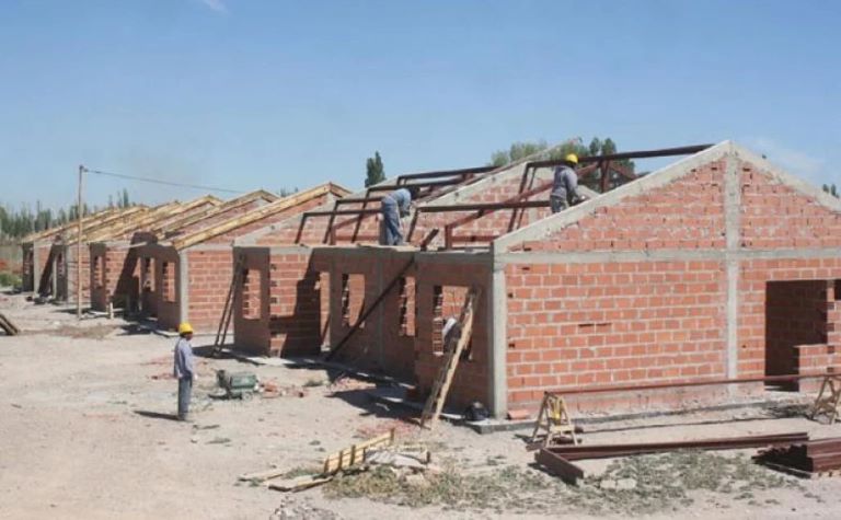 Nación traspasa planes de vivienda a provincias y municipios