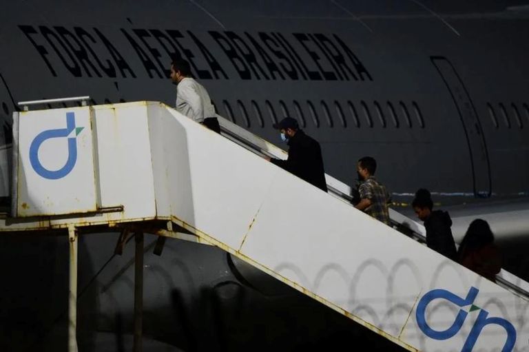 Estados Unidos: Trump no perdona ni a los argentinos y un grupo de deportados viaja hacia Buenos Aires
