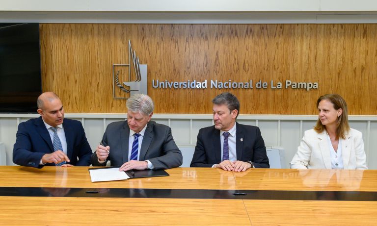 El Gobierno avanza en el polo sanitario y firmó la escritura para la Facultad de Ciencias de la Salud