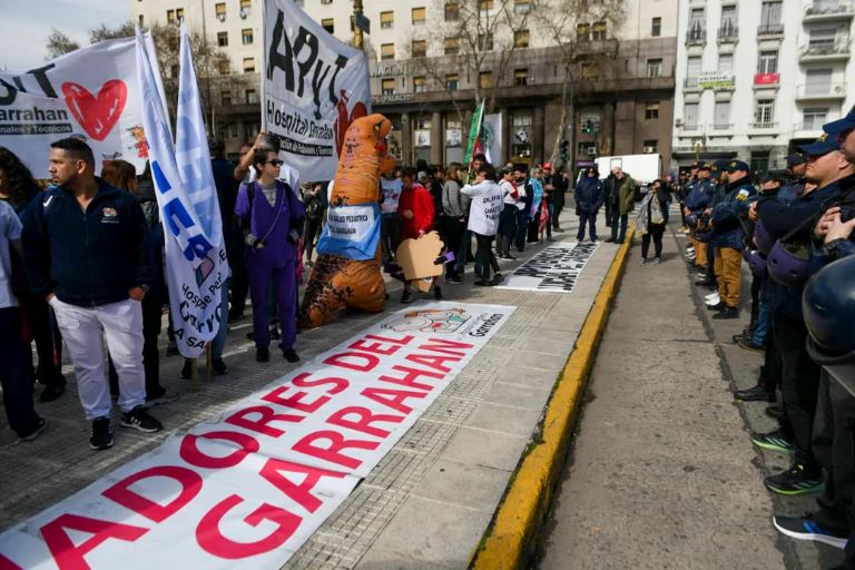 El Hospital Garrahan anunció un paro para mañana y el lema será “A Milei lo vetamos en la calle”