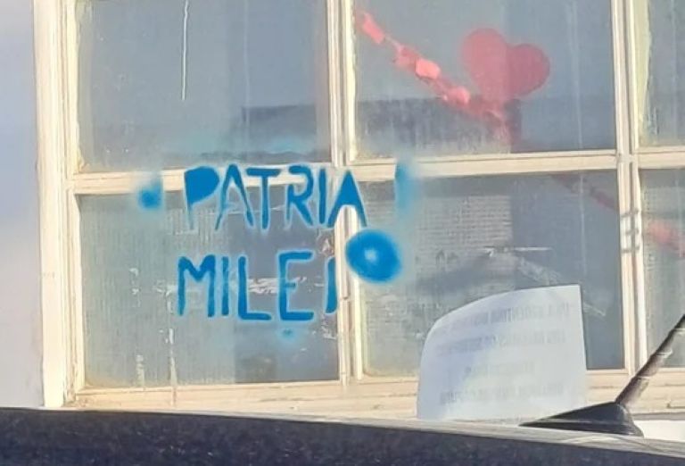 Tierra del Fuego: las calles de Ushuaia amanecieron con carteles en rechazo a la visita de Javier Milei