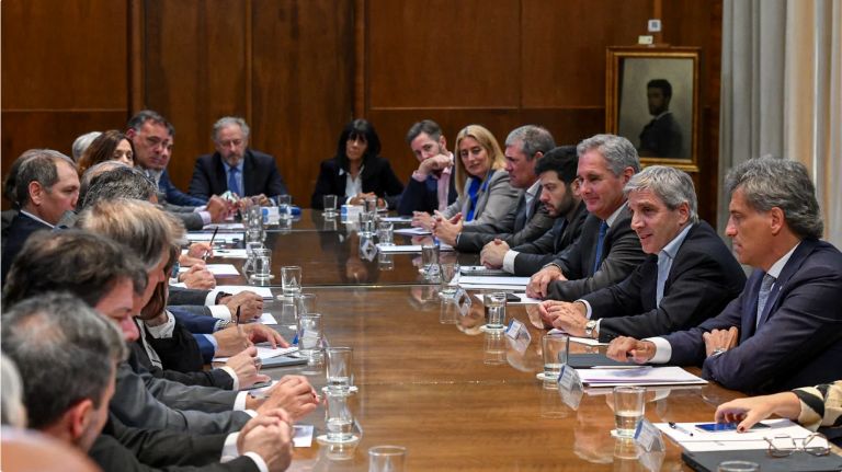 Tras el revés electoral, Luis Caputo pidió elegir “entre esto, o el comunismo en 2027”